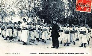 Algerie - Zouaves - Mr Pierre donnant Lecon de Gymnastique